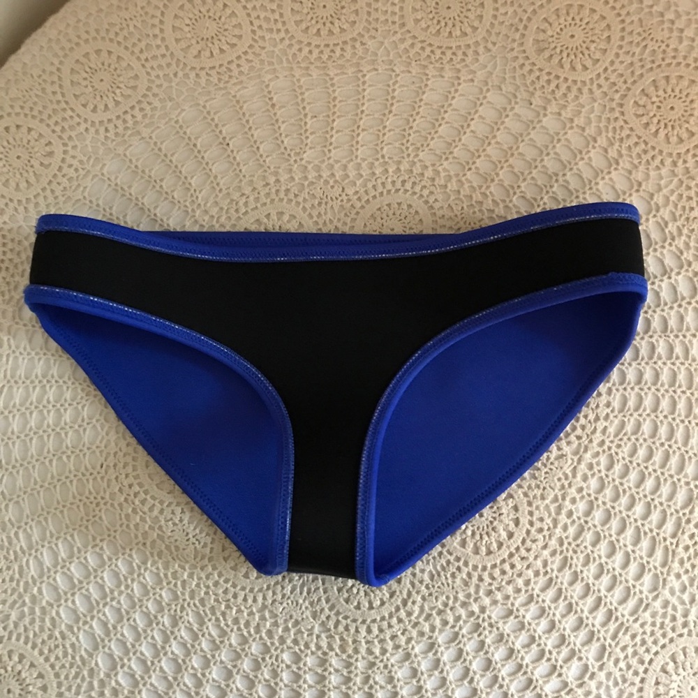Triangl Neoprene bikini bottom & matching bag Size M - Picture 4 of 8